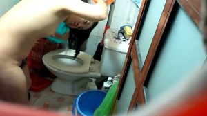 Ngắm gái có chồng 1 con tắm rửa lồn trong nhà vệ sinh